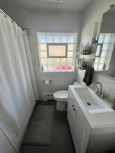 7441 W Isham Ave, Unit #1 in Chicago, IL - Foto de edificio - Building Photo