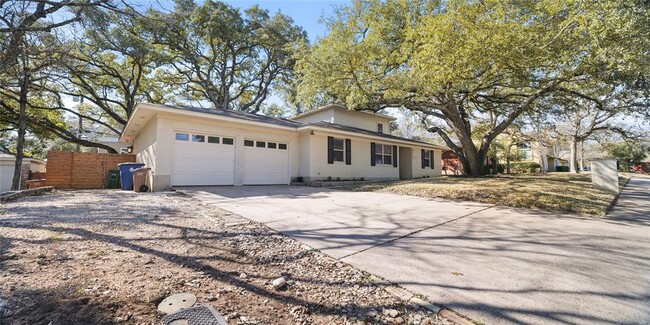 8715 Tallwood Dr in Austin, TX - Foto de edificio - Building Photo