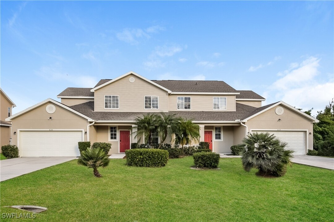 825 Eisenhower Blvd in Lehigh Acres, FL - Building Photo