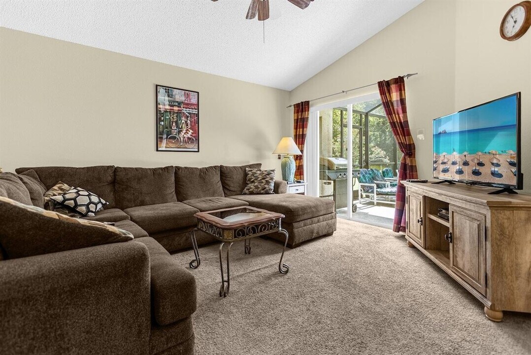 1061 Lake Berkley Dr in Kissimmee, FL - Building Photo