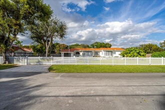 7705 SW 66th St in South Miami, FL - Building Photo - Building Photo