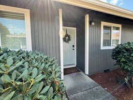 376 Catron Street North, Unit 1 in Monmouth, OR - Building Photo