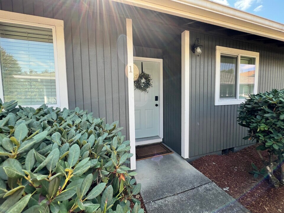 376 Catron Street North, Unit 1 in Monmouth, OR - Foto de edificio