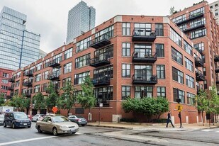 333 W Hubbard St in Chicago, IL - Building Photo