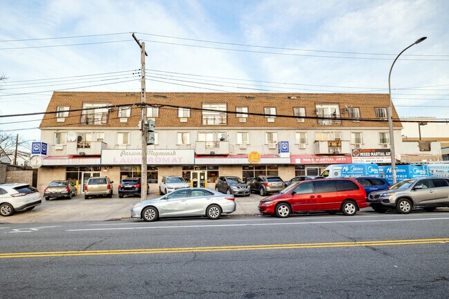 15804 79th Ave in Fresh Meadows, NY - Foto de edificio - Building Photo