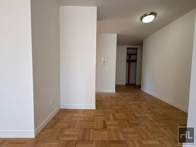 EAST 55 STREET, Unit 11B in New York, NY - Building Photo - Building Photo