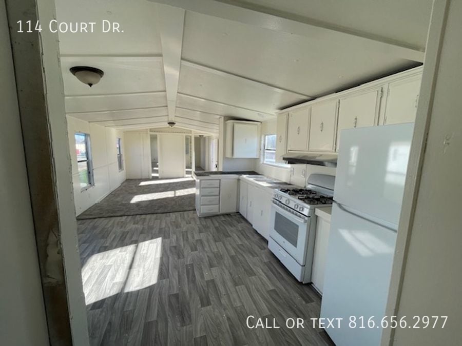 114 Court Dr in Greenwood, MO - Building Photo