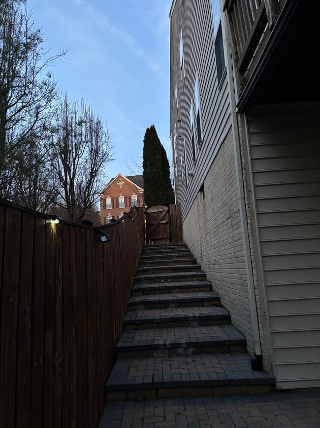 6859 Rolling Creek Way in Alexandria, VA - Foto de edificio - Building Photo