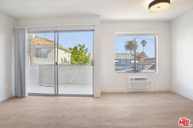 1352 S Carmelina Ave in Los Angeles, CA - Foto de edificio - Building Photo