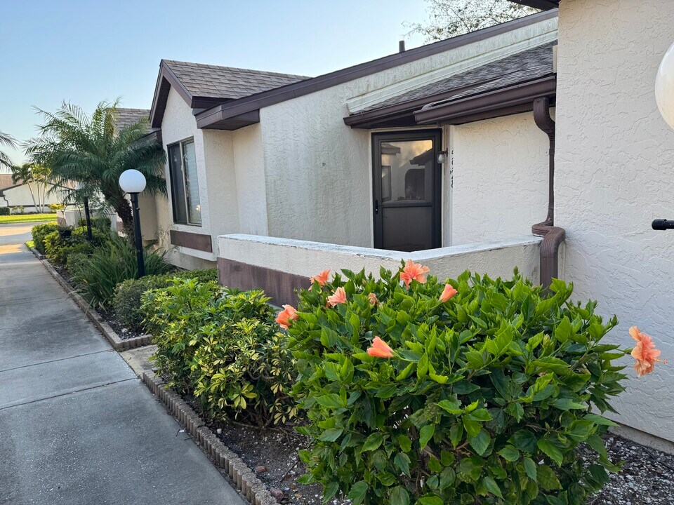 5928 36th Ave Cir W, Unit E33 in Bradenton, FL - Foto de edificio