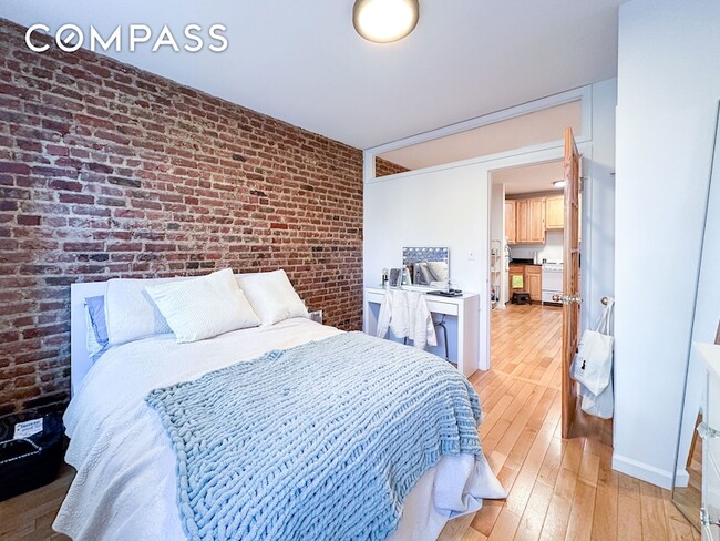 315 E 5th St, Unit 5E in New York, NY - Building Photo - Building Photo