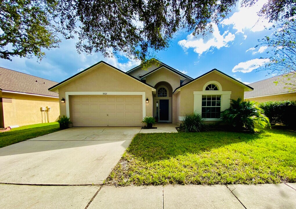 10121 Somersby Dr in Riverview, FL - Foto de edificio