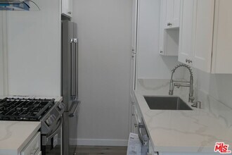 10836 Camarillo St in Los Angeles, CA - Building Photo - Building Photo