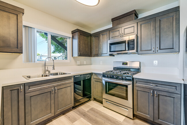 Woodlawn Gardens Apartments in Chula Vista, CA - Building Photo - Building Photo