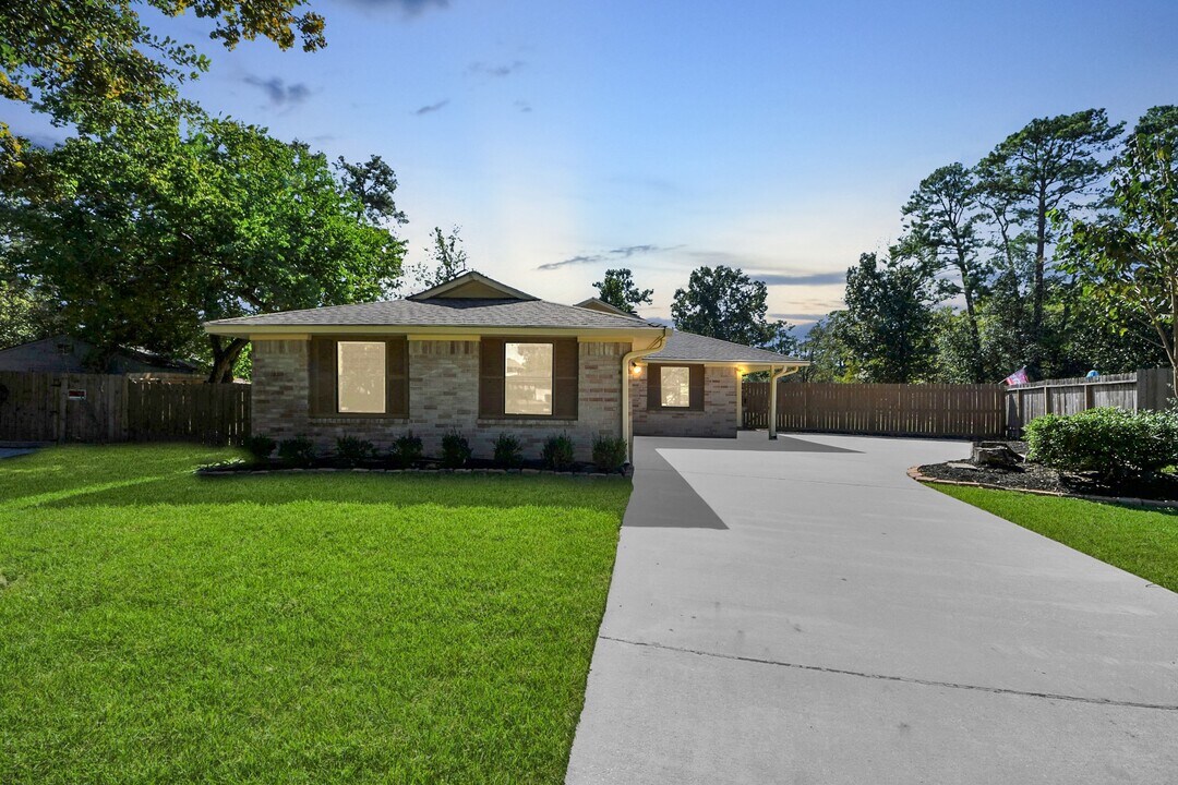 2102 Rolling Glen Dr in Spring, TX - Building Photo
