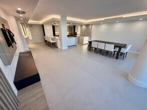 900 Bay Dr in Miami Beach, FL - Foto de edificio - Building Photo