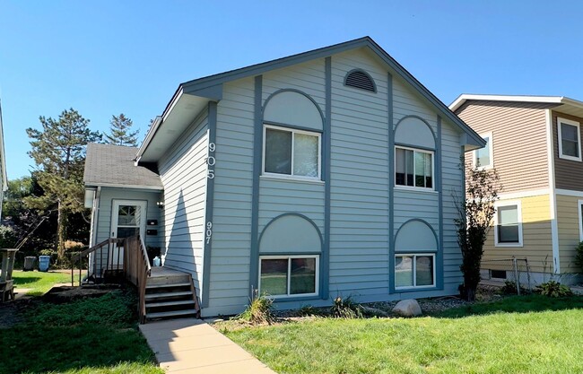 property at 905-907 26th Ave SE