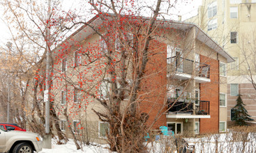 Leslie Manor in Edmonton, AB - Building Photo - Building Photo