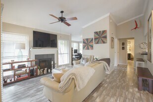 1881 Bering Dr in Houston, TX - Building Photo