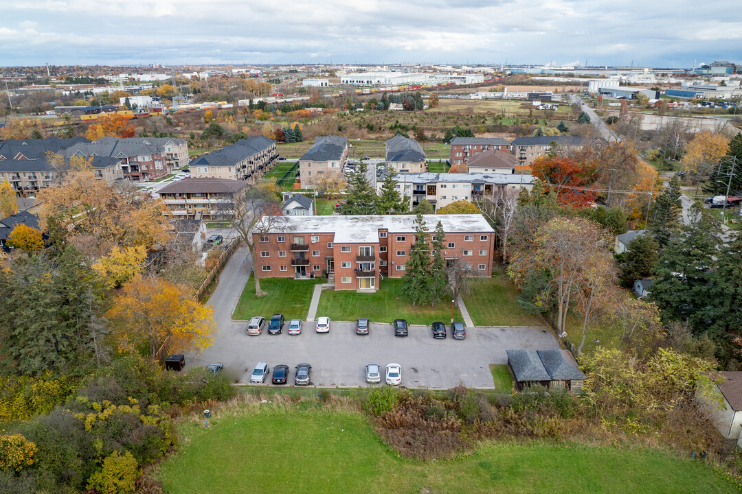 1616 Dufferin St in Whitby, ON - Building Photo