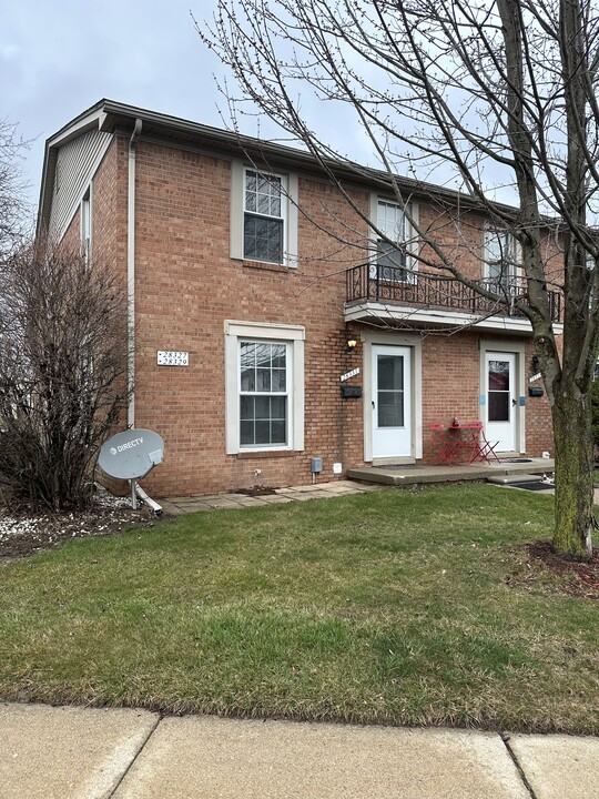 28331 Greenbriar Way in Brownstown Twp, MI - Building Photo