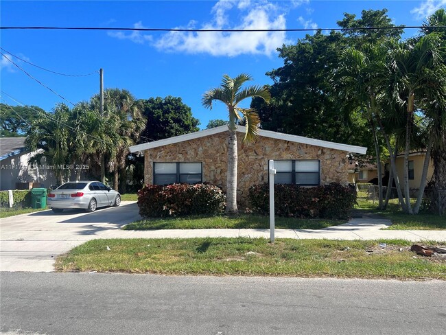 113 NW 13th Ave in Dania Beach, FL - Building Photo - Building Photo