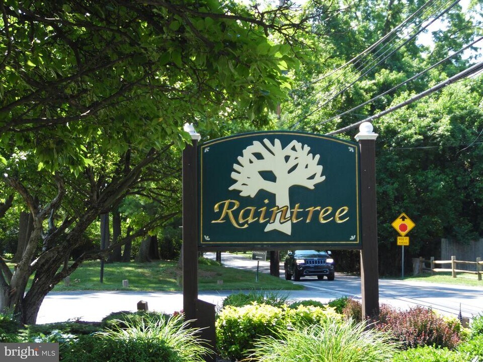 1602 Raintree Ln in Malvern, PA - Building Photo