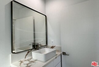 5616.5 Fulcher Ave in Los Angeles, CA - Building Photo - Building Photo