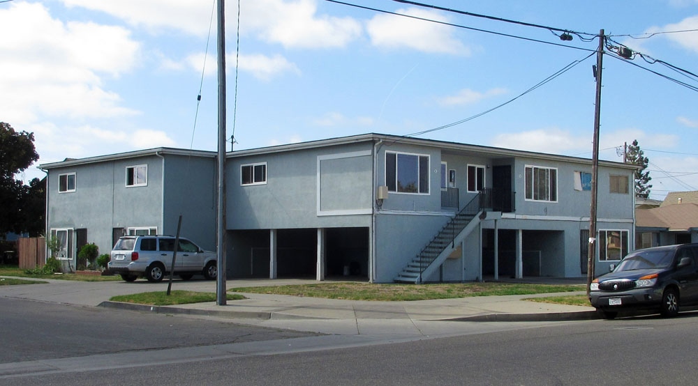 225 S Russell Ave in Santa Maria, CA - Building Photo