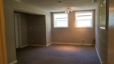 213 S Brittany Dr in Olathe, KS - Foto de edificio - Building Photo