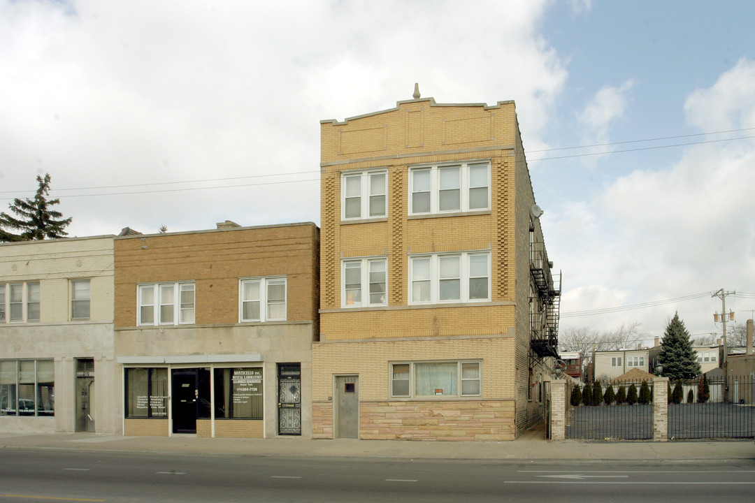 4852 W Diversey Ave in Chicago, IL - Building Photo