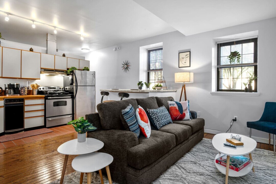 221 Vine St in Philadelphia, PA - Building Photo