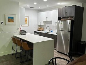 9392 SW 77th Ave in Miami, FL - Foto de edificio - Building Photo