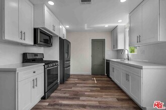 11575 Riverside Dr in Los Angeles, CA - Building Photo - Building Photo