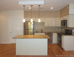 390 Boston Neck Rd in Suffield, CT - Building Photo - Building Photo