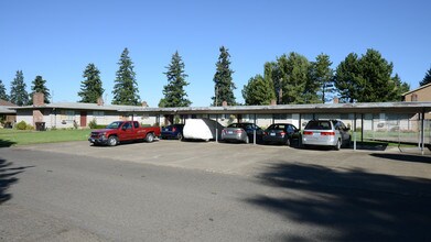 560 NE 16th Ave in Canby, OR - Foto de edificio - Building Photo