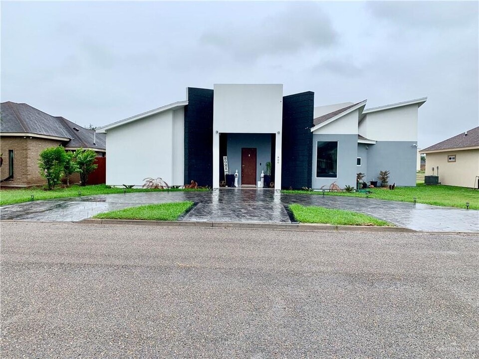 800 New Orleans Cir in Pharr, TX - Building Photo