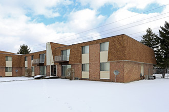 Arlington Manor Apartments in Warren, MI - Building Photo - Building Photo