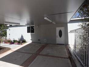 5836 Yarmouth Ave in Encino, CA - Foto de edificio - Building Photo