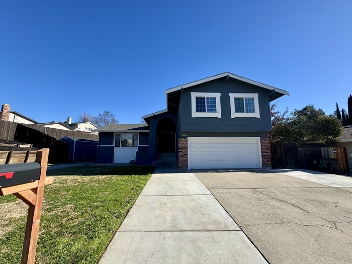 8241 Garry Oak Dr in Citrus Heights, CA - Building Photo