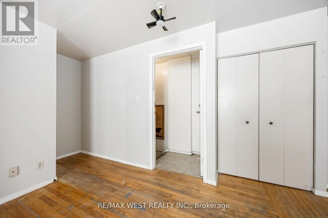 4990 Dundas St W in Toronto, ON - Building Photo - Building Photo