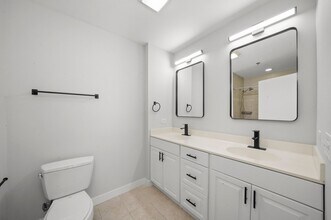 2 S Leavitt St, Unit 212 in Chicago, IL - Building Photo - Building Photo