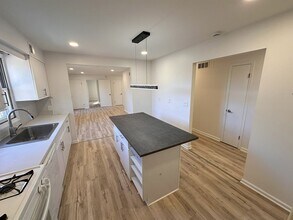 842 Beatrice Pkwy in Edison, NJ - Building Photo - Building Photo