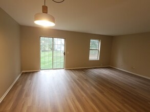 1355 Dunham Ct in Geneva, IL - Building Photo - Building Photo