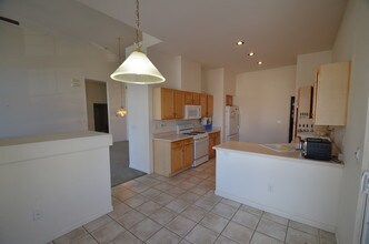 8300 Fairmount Dr-Unit -F-104 in Denver, CO - Foto de edificio - Building Photo