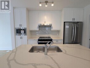 17 Kerns Ln in Richmond Hill, ON - Building Photo - Building Photo