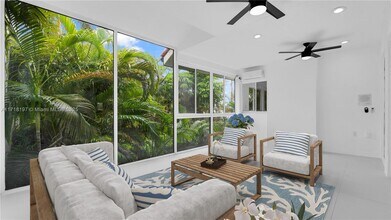 2000 S Bayshore Dr in Miami, FL - Building Photo - Building Photo