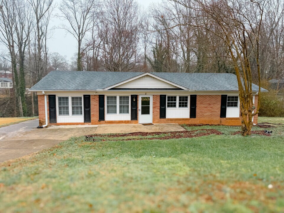 8 Charing Cross Rd in Taylors, SC - Foto de edificio