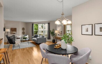 1710 S Harbor Way in Portland, OR - Building Photo - Building Photo