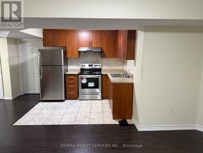 28 Frampton Rd in Brampton, ON - Building Photo - Building Photo